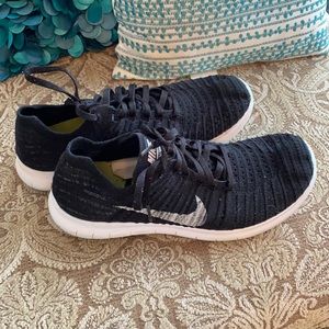 Black Nike flyknit’s. Worn condition.